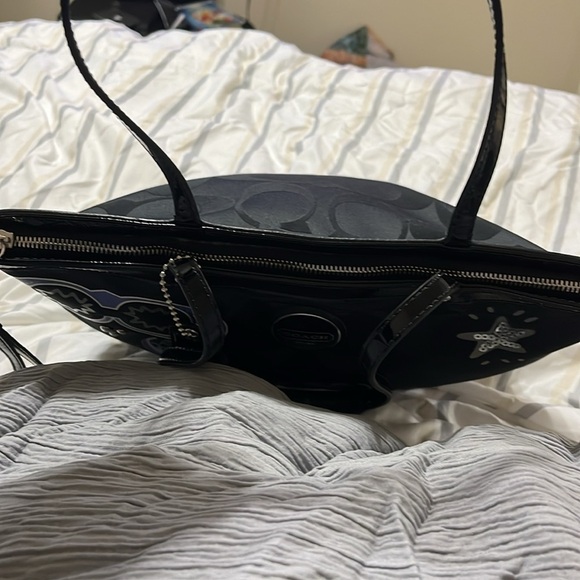 Coach Daisy Pop Optic Tote Bag
H1176 F17587 Black Signature
Appliqué - Picture 6 of 16